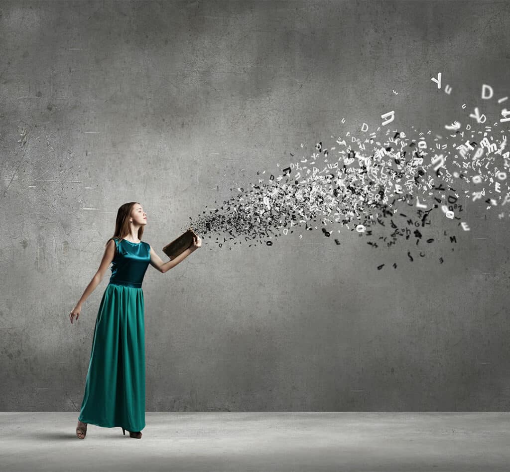Une femme en robe verte tient un livre ouvert, d’où s’envolent des lettres dans les airs, symbolisant la libération du langage et l’accès à la lecture sous une autre forme.