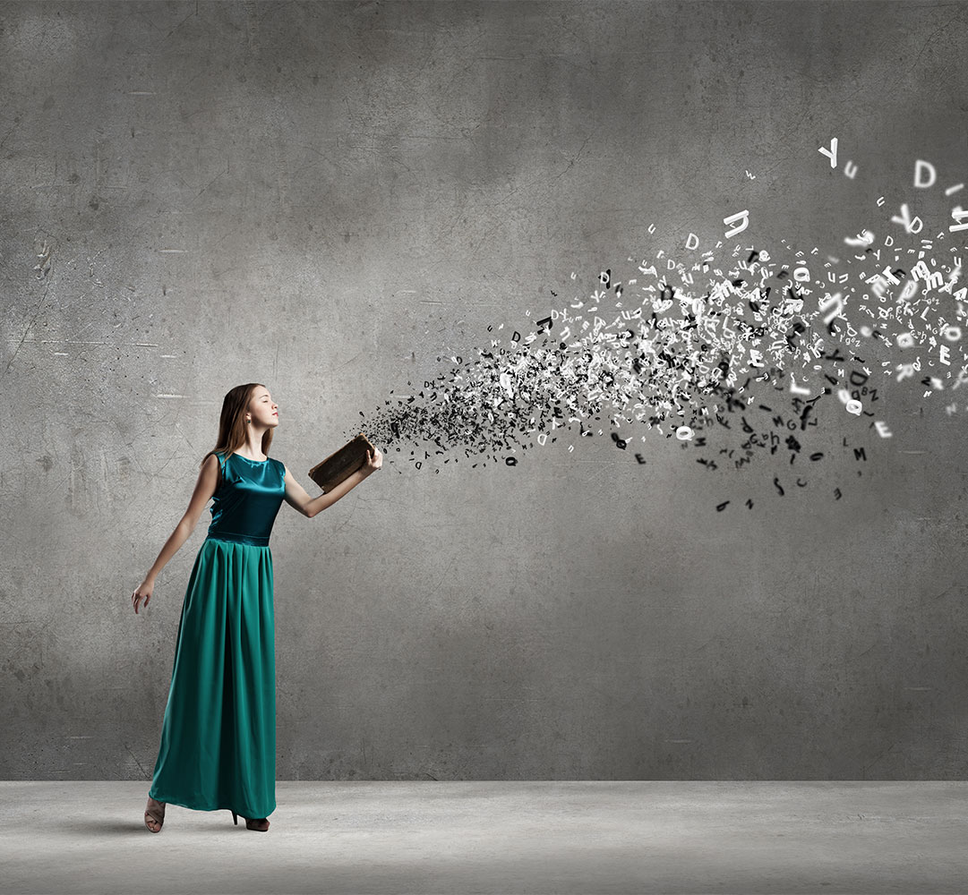 Une femme en robe verte tient un livre ouvert, d’où s’envolent des lettres dans les airs, symbolisant la libération du langage et l’accès à la lecture sous une autre forme.