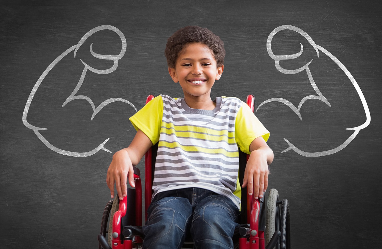 Un jeune garçon souriant assis dans un fauteuil roulant, devant un tableau noir sur lequel sont dessinés deux bras musclés, symbolisant la force intérieure et la confiance en soi.